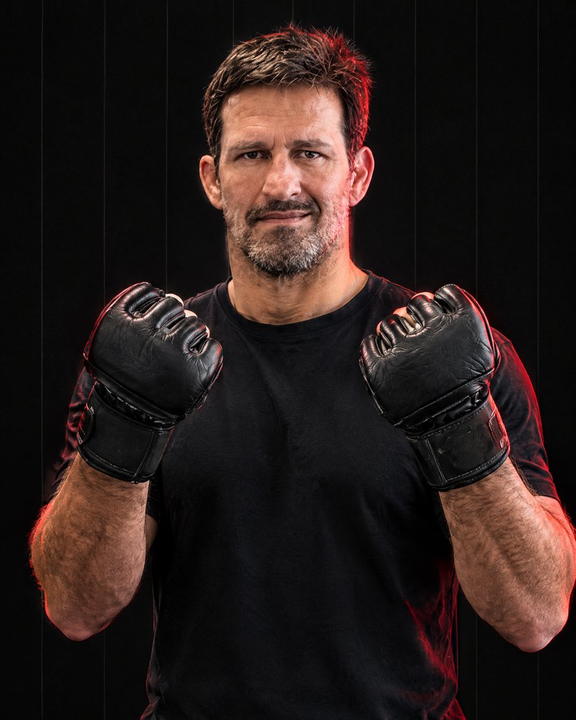 AI-standardized editorial portrait of Murilo Bustamante